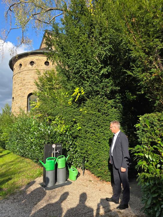 Neue Wasserstellen auf dem Friedhof in Seelscheid: Gemeinde würdigt großzügige Spende von Martin Krause