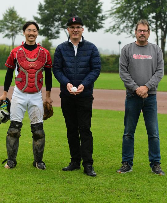 Bürgermeister Guido Vierkötter eröffnet Playoff-Spiel der Neunkirchen Nightmares mit First Pitch