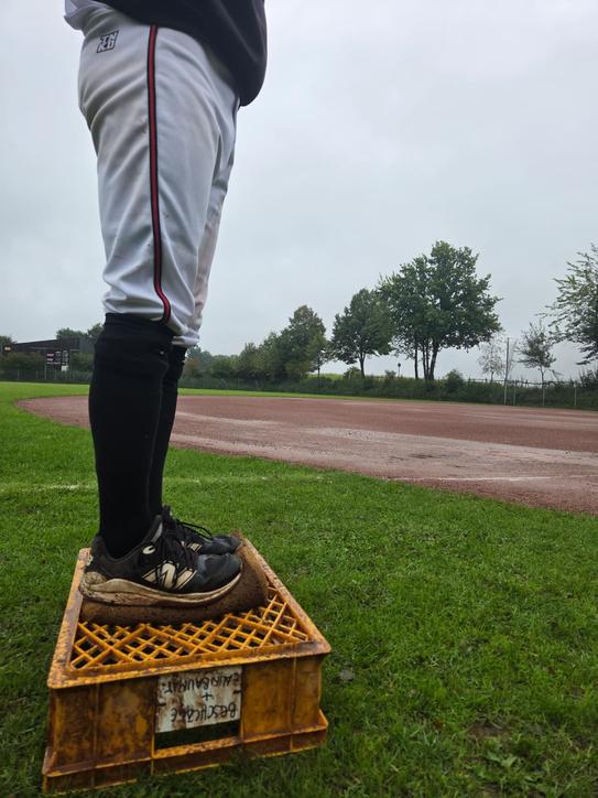 Bürgermeister Guido Vierkötter eröffnet Playoff-Spiel der Neunkirchen Nightmares mit First Pitch