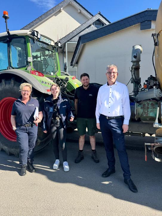 Gemeinsame Kontroll- und Aufklärungsfahrt: Gemeinde und Landwirtschaft setzen Zeichen für bessere Wege-Nutzung