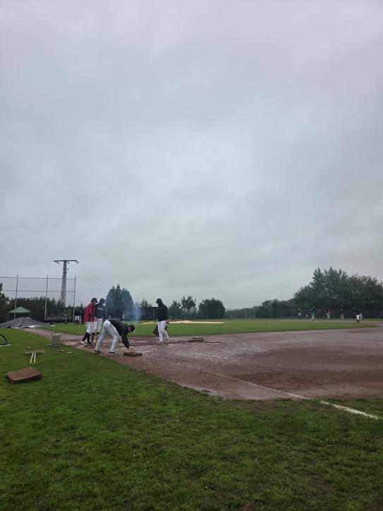 Bürgermeister Guido Vierkötter eröffnet Playoff-Spiel der Neunkirchen Nightmares mit First Pitch
